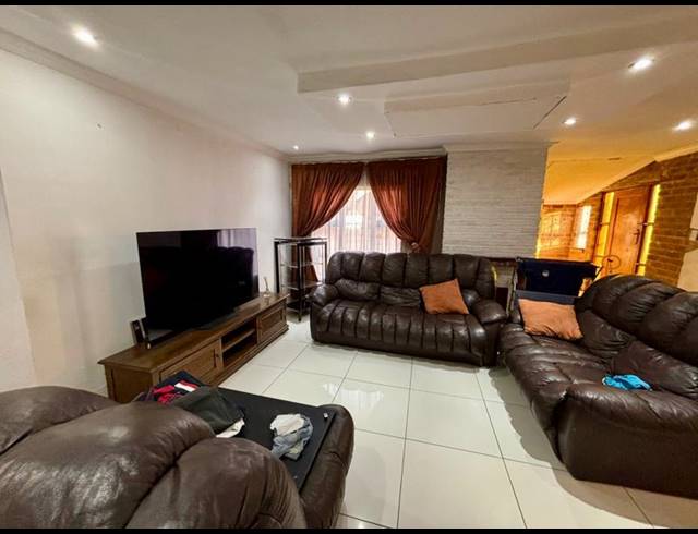 3 BEDROOM HOUSE FOR SALE IN VANDERBIJLPARK CE 2